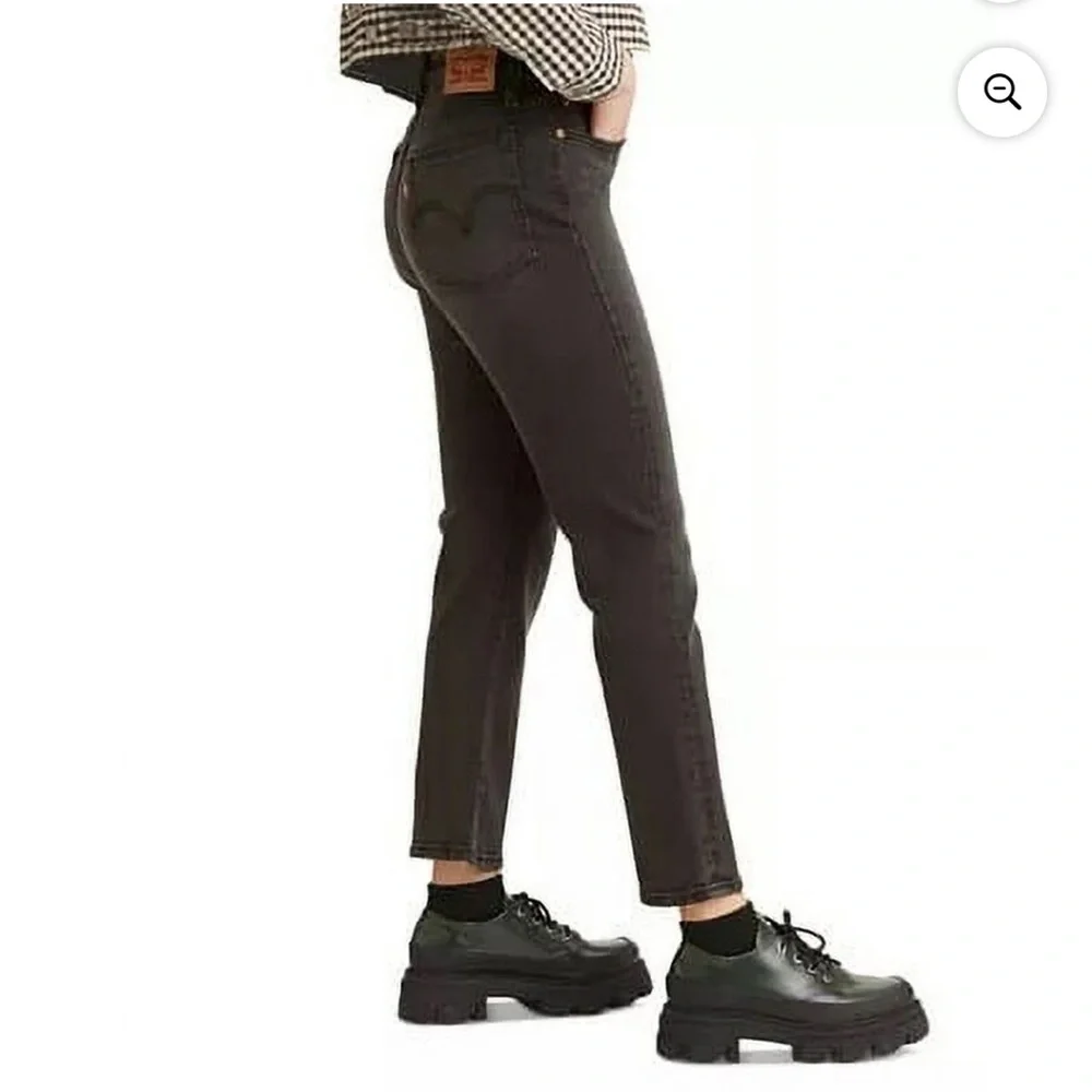 Levi’s Wedgie Straight Women’s Jeans in color Cut and Dry - Washed Black - Picture 2 of 10